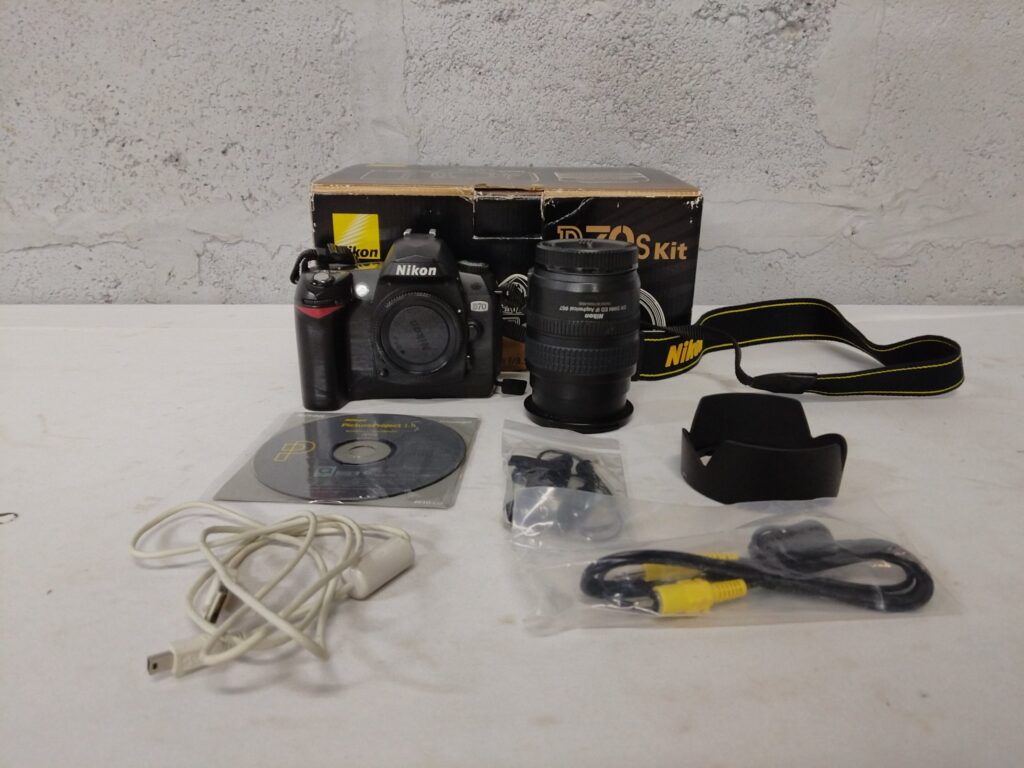 Nikon D70 DSLR kit with AF-S DX 18-70mm f/3.5-4.5G lens, hood, strap, cables & original box – Working