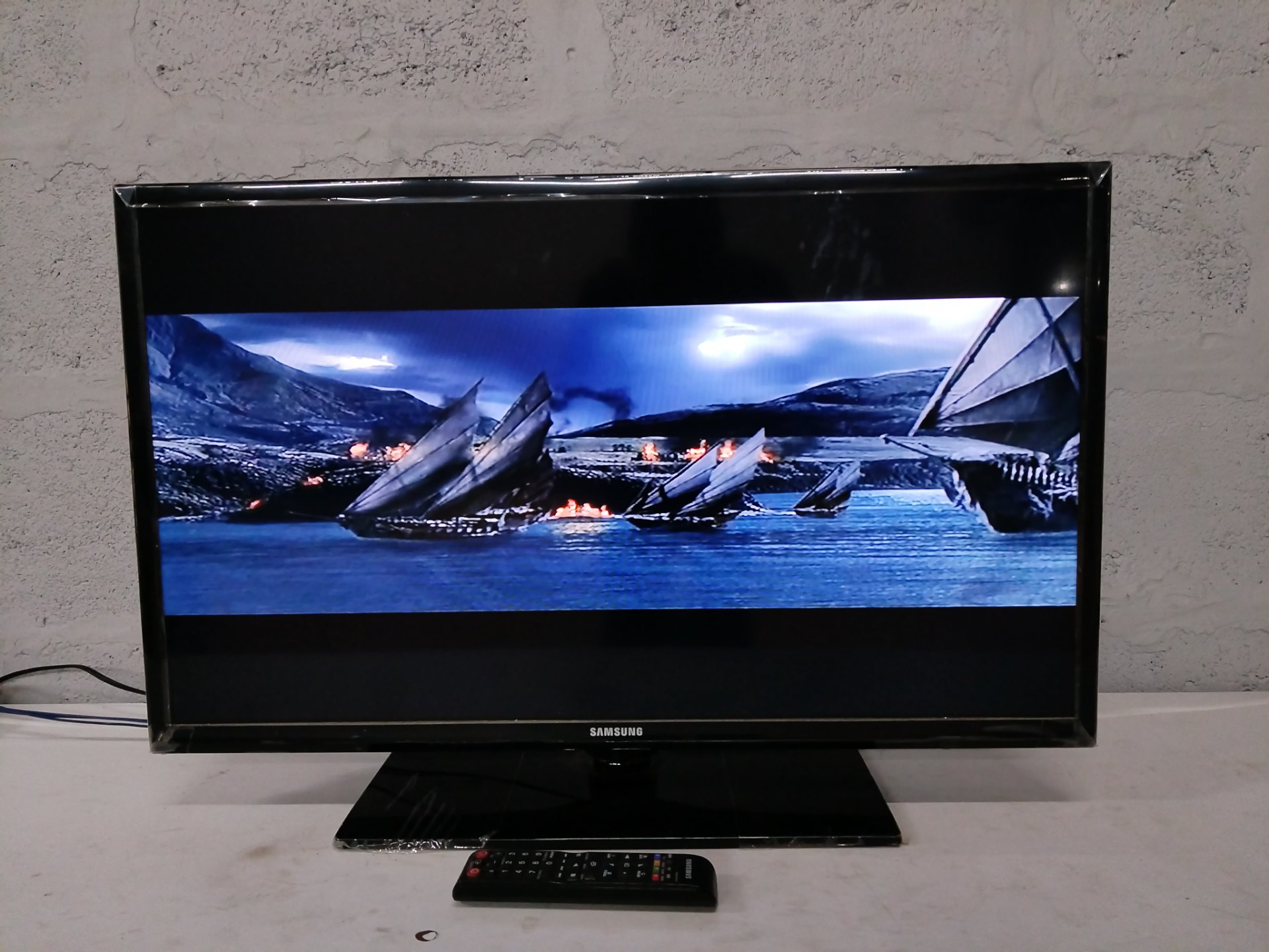 Samsung 32″ LED TV UA32FH4003E — Powers on, remote & stand, bezel scuffs