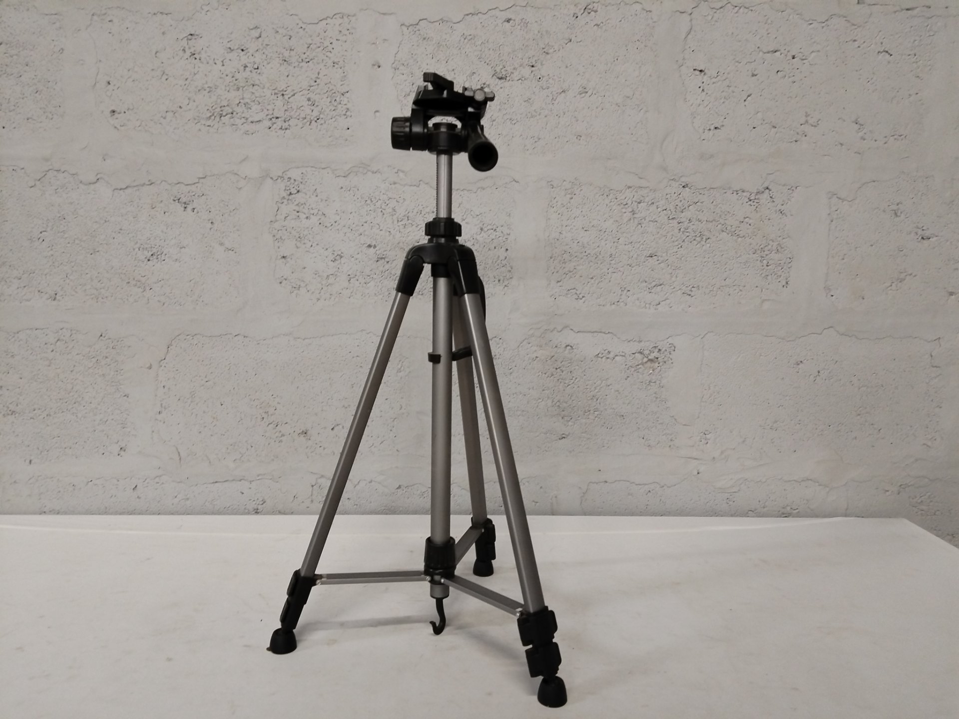 AT-3520 Aluminium Camera Tripod with 3‑Way Pan/Tilt Head & Quick‑Release Plate — 125 cm