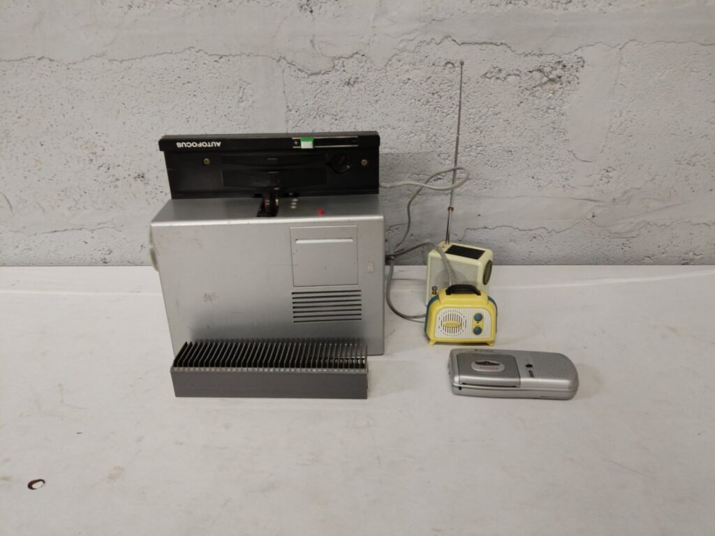 Mixed electronics lot — large ‘AUTOFOCUS’ slide projector/sorter + 2 small portable radios + Sansui SD-100Z micro cassette recorder (Not working)