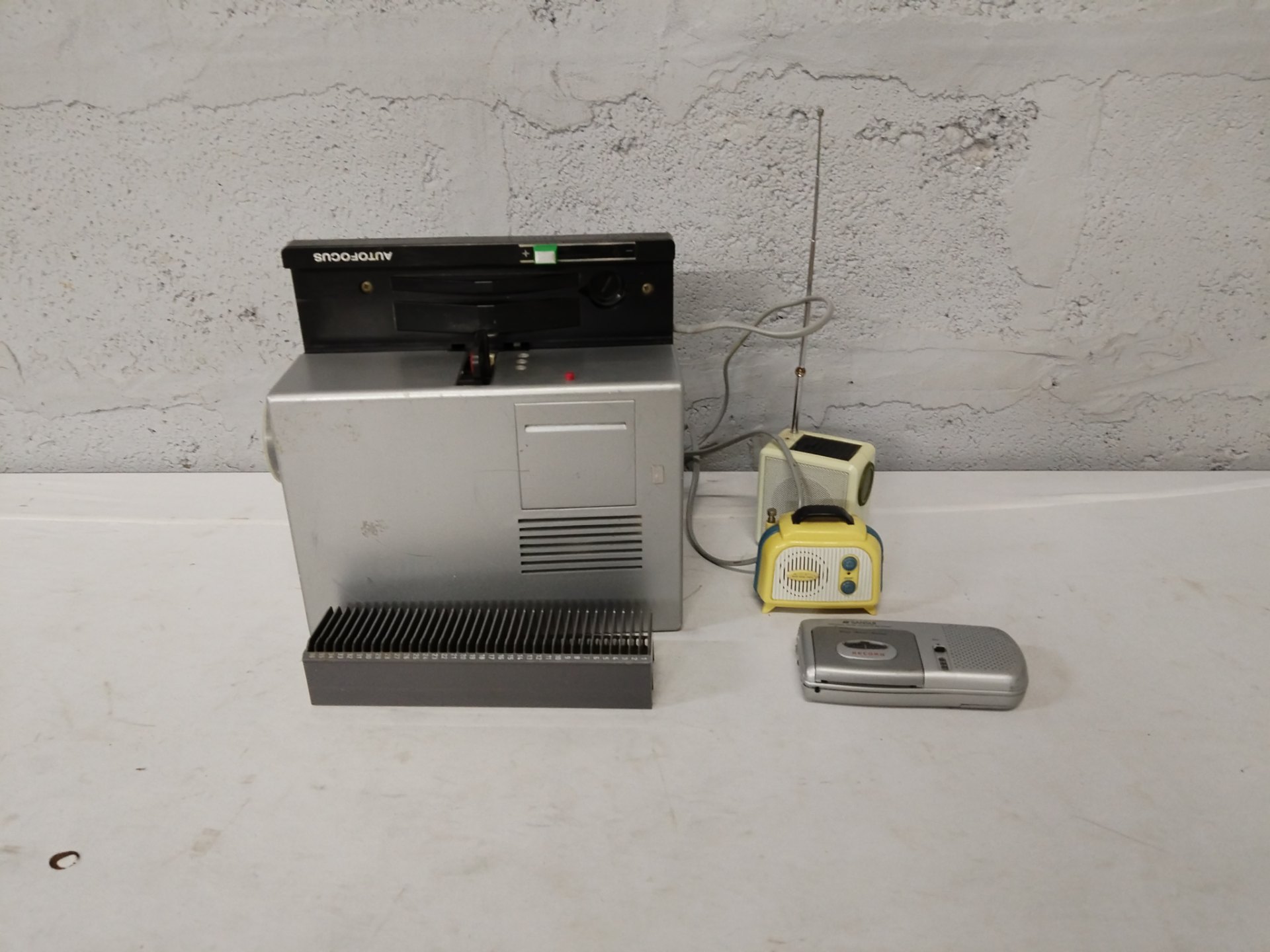 Mixed electronics lot — large ‘AUTOFOCUS’ slide projector/sorter + 2 small portable radios + Sansui SD-100Z micro cassette recorder (Not working)