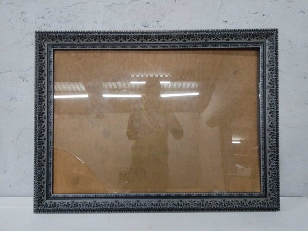 Large Ornate Moulded Picture Frame with Glazing and Backing (99 x 73 cm) – Glass Cracked, Empty