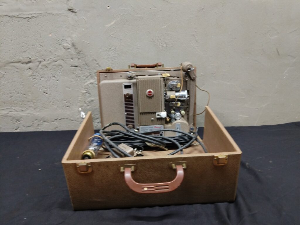 Kodak Kodascope Pageant Sound Projector Model 7K2 in Carrying Case — vintage, for parts/repair