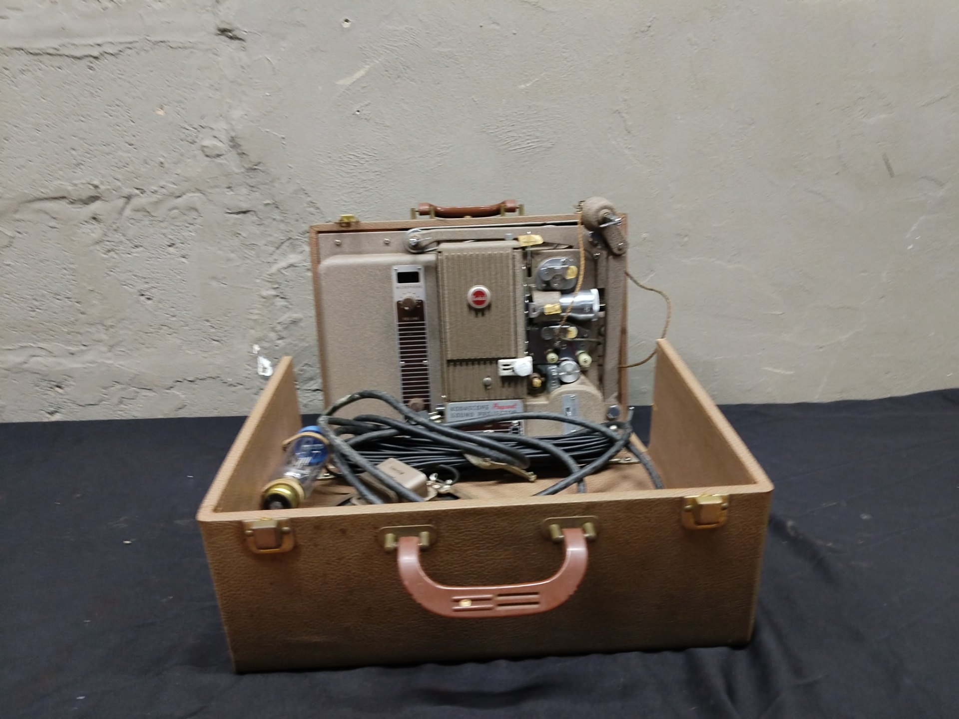 Kodak Kodascope Pageant Sound Projector Model 7K2 in Carrying Case — vintage, for parts/repair