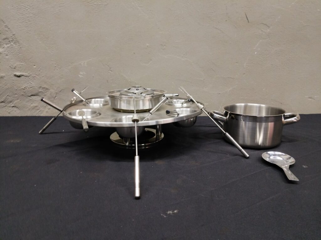 Stainless-steel 6-place fondue service with central burner, 6 forks, pot & ladle