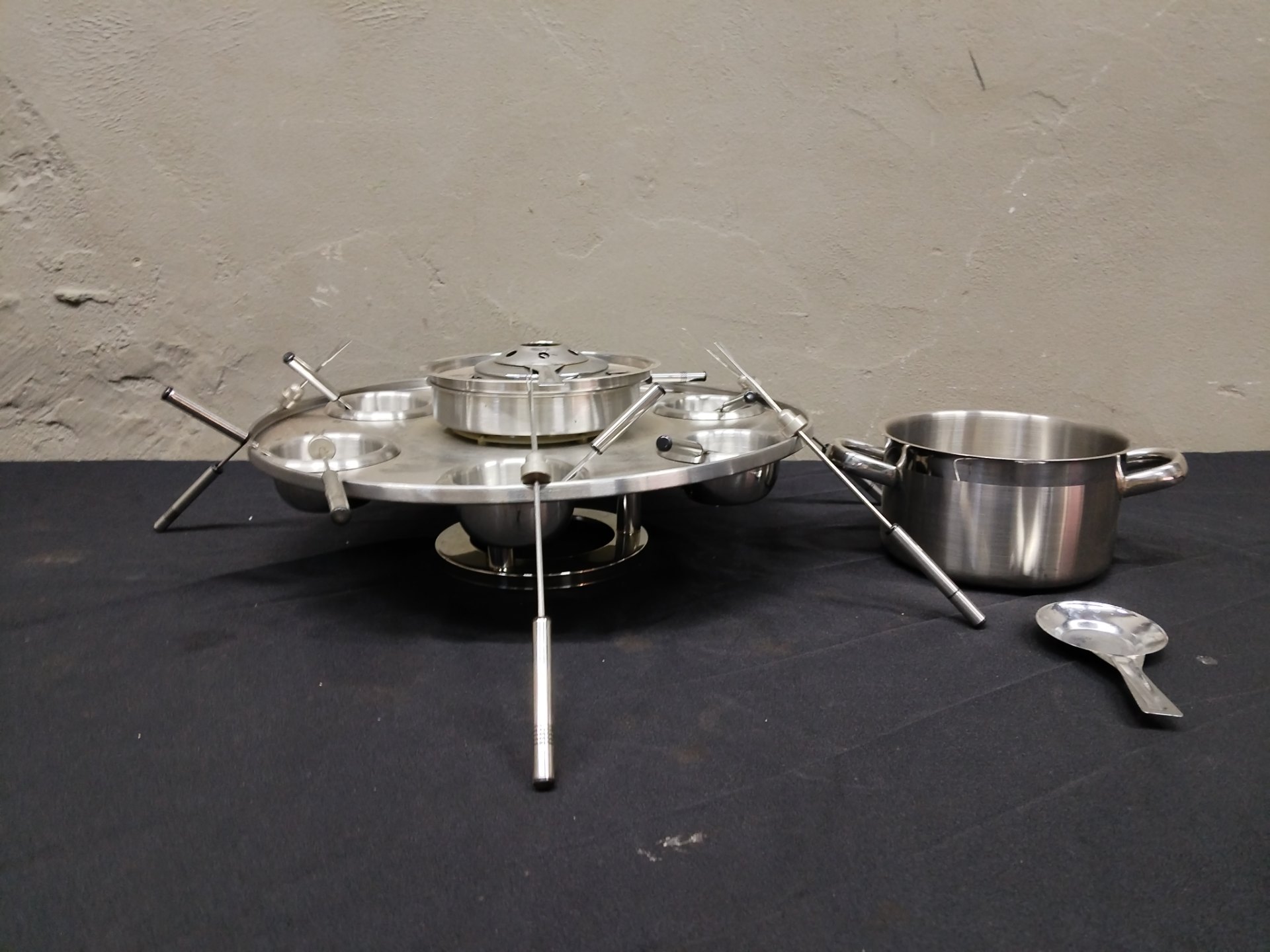 Stainless-steel 6-place fondue service with central burner, 6 forks, pot & ladle