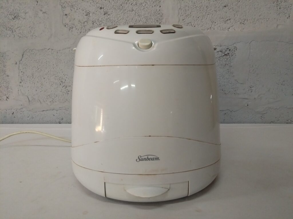 Sunbeam Deluxe Bread Maker – MODEL: SUN 0091, white, digital, includes pan & paddle (tested working)