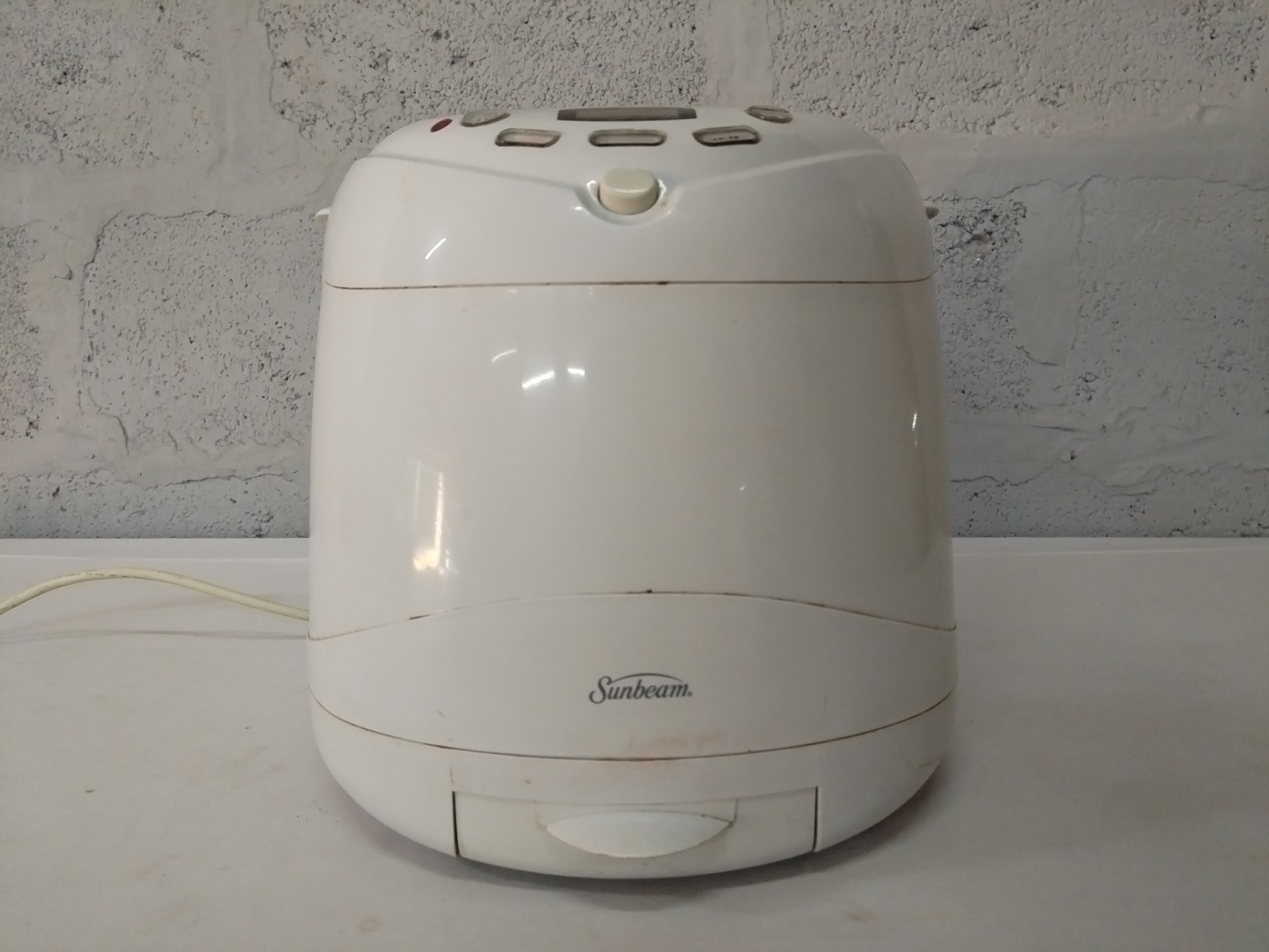 Sunbeam Deluxe Bread Maker – MODEL: SUN 0091, white, digital, includes pan & paddle (tested working)