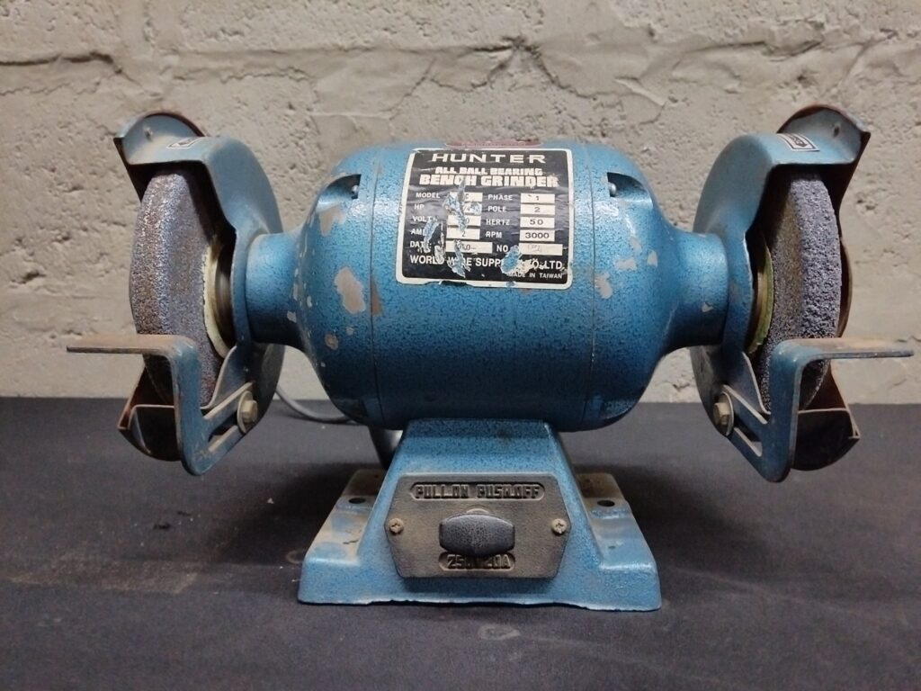 HUNTER twin-wheel bench grinder — tested working, 220-240V, worn wheels & surface rust
