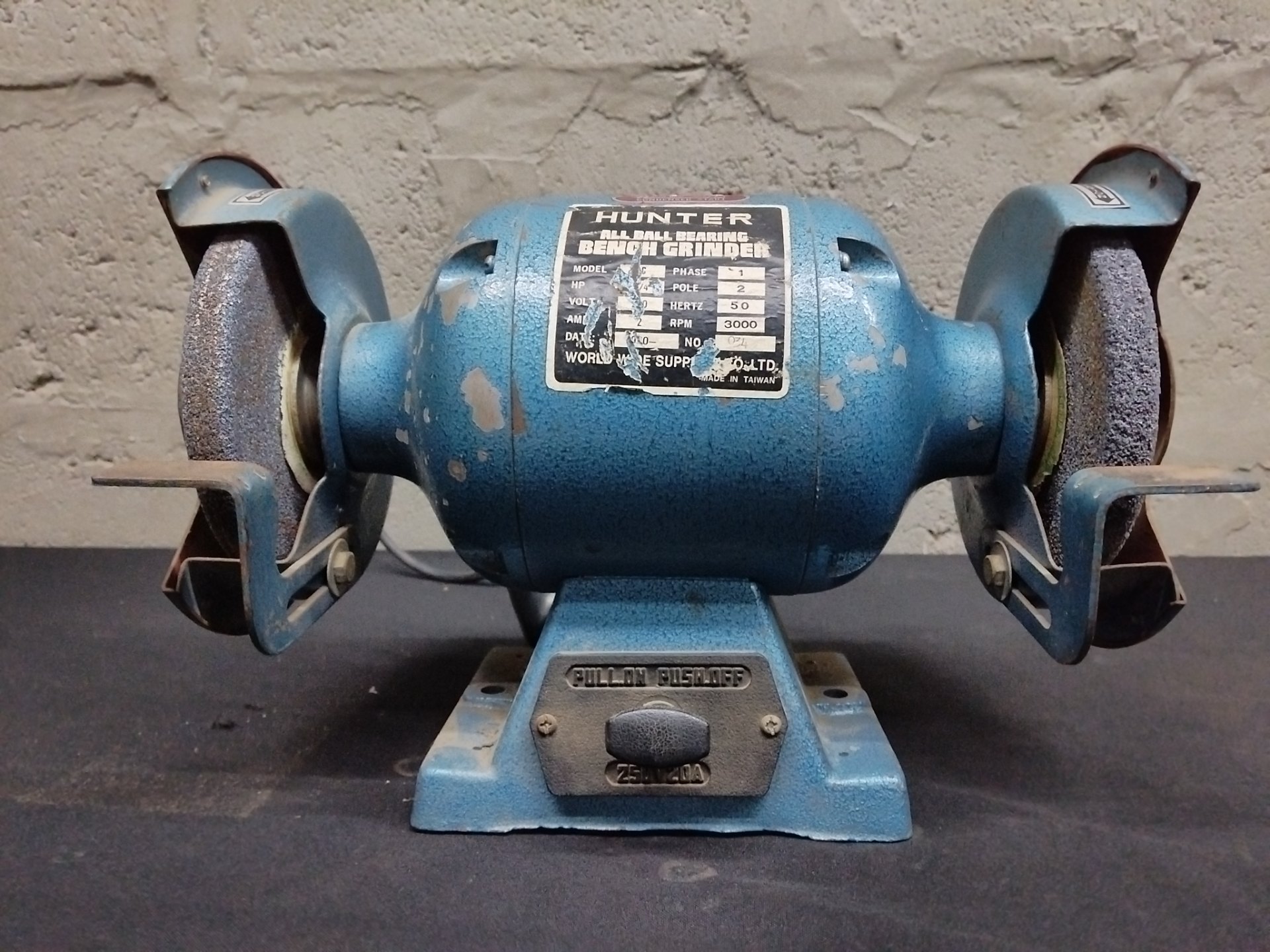 HUNTER twin-wheel bench grinder — tested working, 220-240V, worn wheels & surface rust