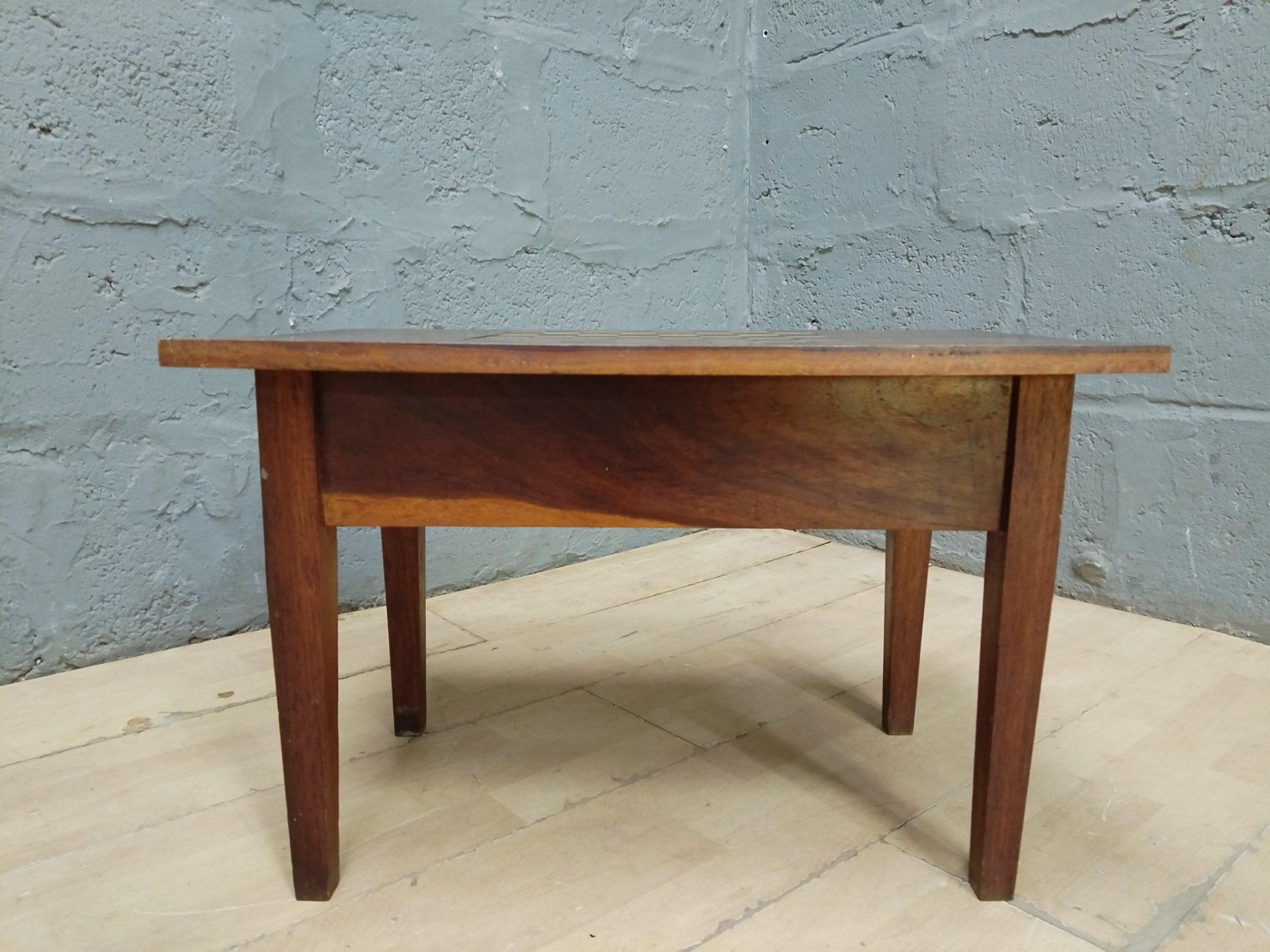 Compact Wooden Side Table with Inlaid Chessboard Top & Single Drawer – 60 x 38 x 40 cm