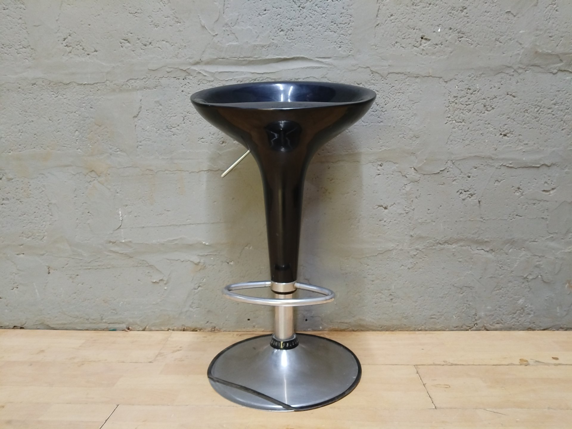 Adjustable Swivel Bar Stool – Moulded Plastic Seat, Gas-lift & Footrest (used)