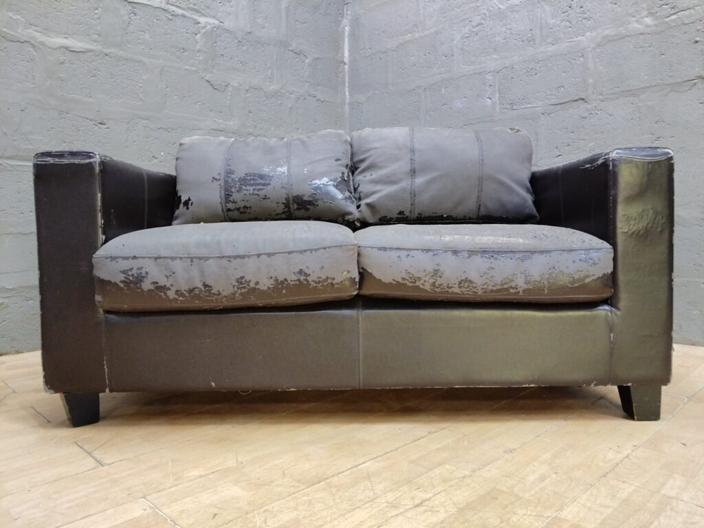 2‑Seater Loveseat / Sofa — Heavy Surface Damage, Removable Cushion Covers, 160 x 88 x 70 cm