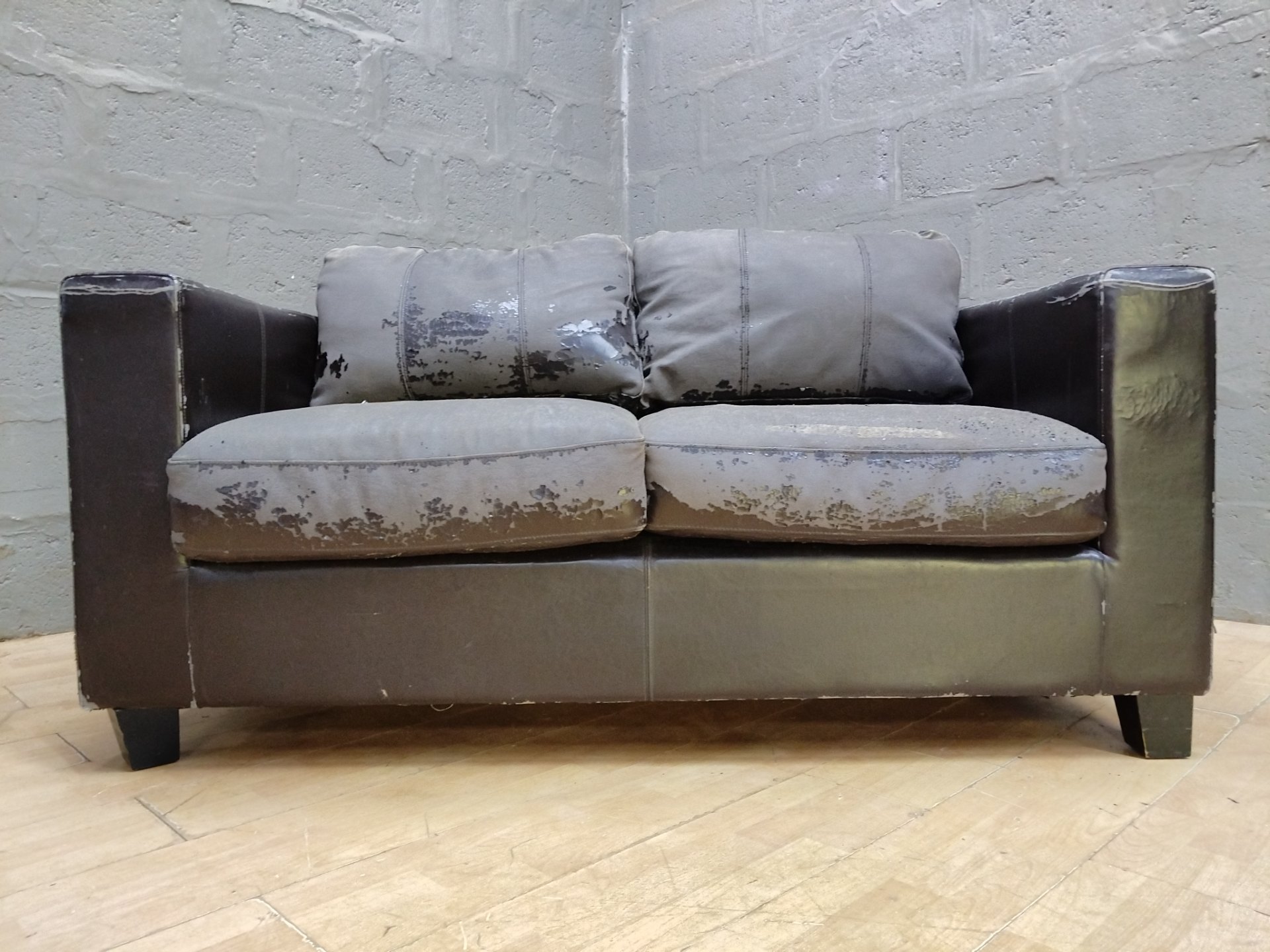 2‑Seater Loveseat / Sofa — Heavy Surface Damage, Removable Cushion Covers, 160 x 88 x 70 cm