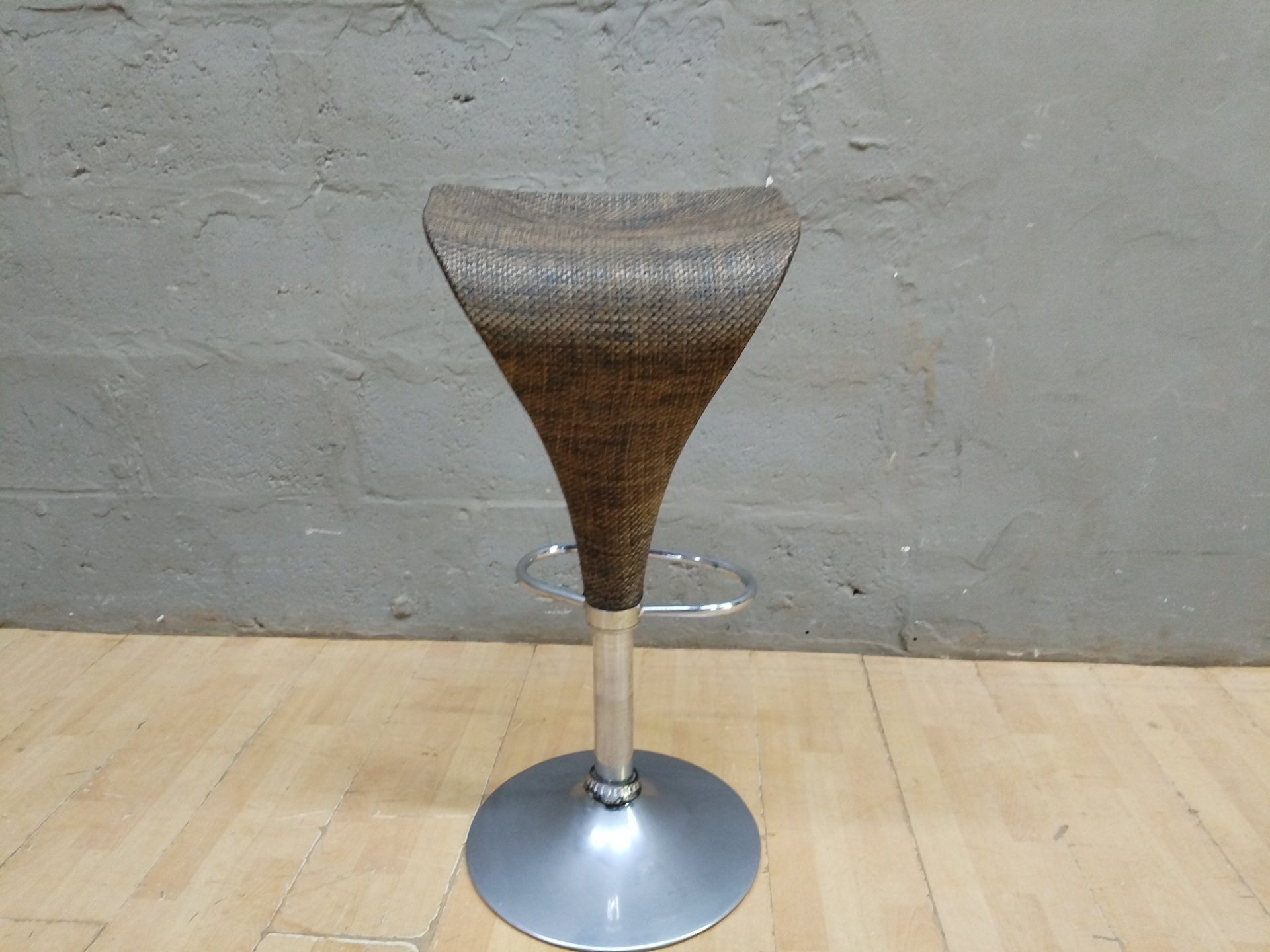 Adjustable Bar Stool with Woven‑style Seat, Chrome Footrest & Round Metal Base — Height Adjust NOT Working