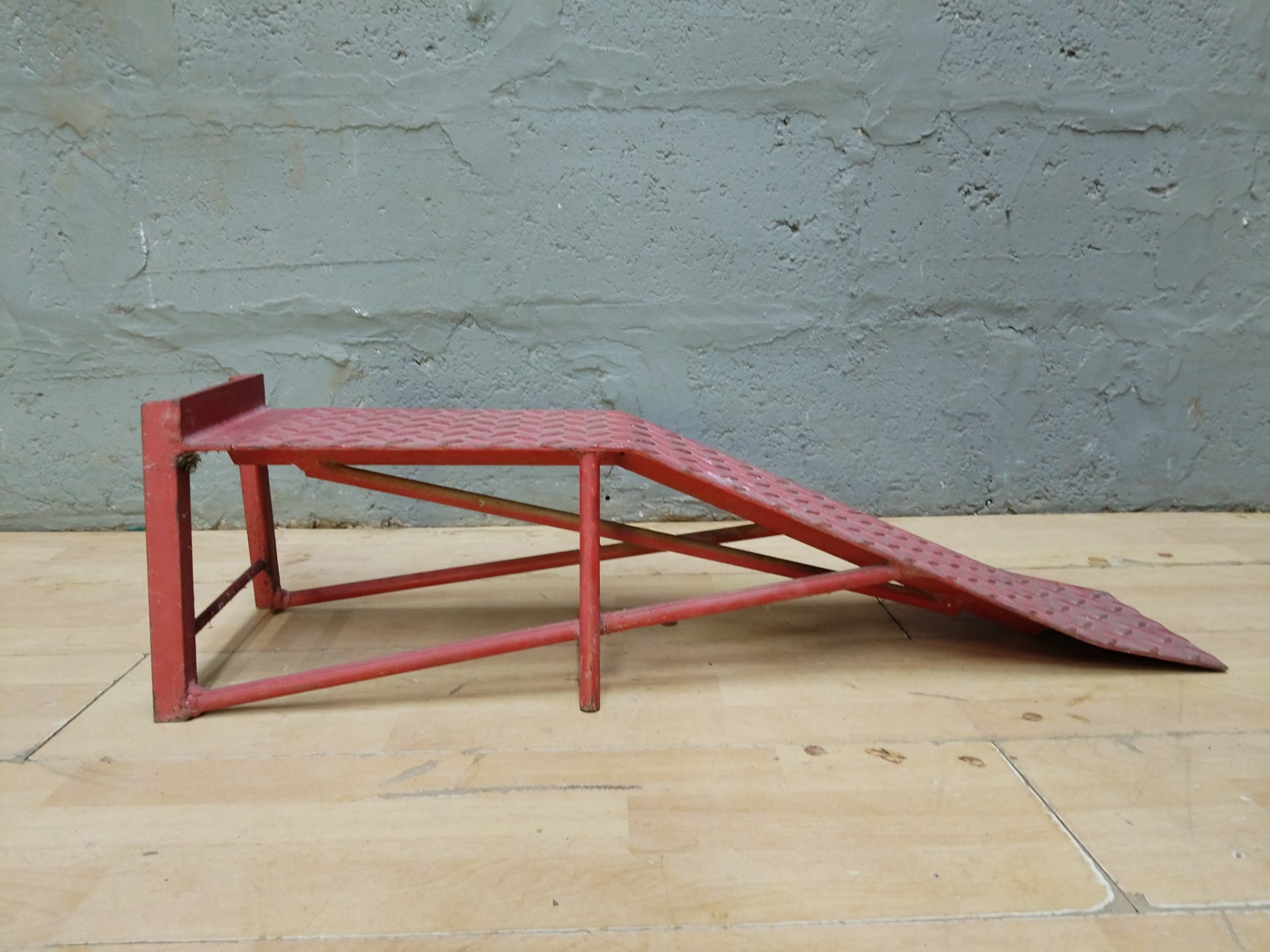 Red Steel Diamond-Plate Motorcycle/Vehicle Ramp – Welded Fixed Frame, 88 × 20 × 25 cm