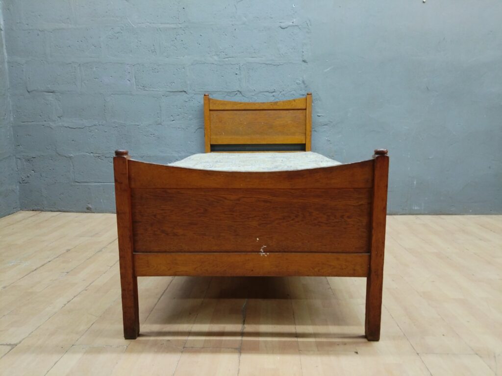 Single wooden bed frame with mattress — panel headboard, turned finials, 91 x 202 x 106 cm