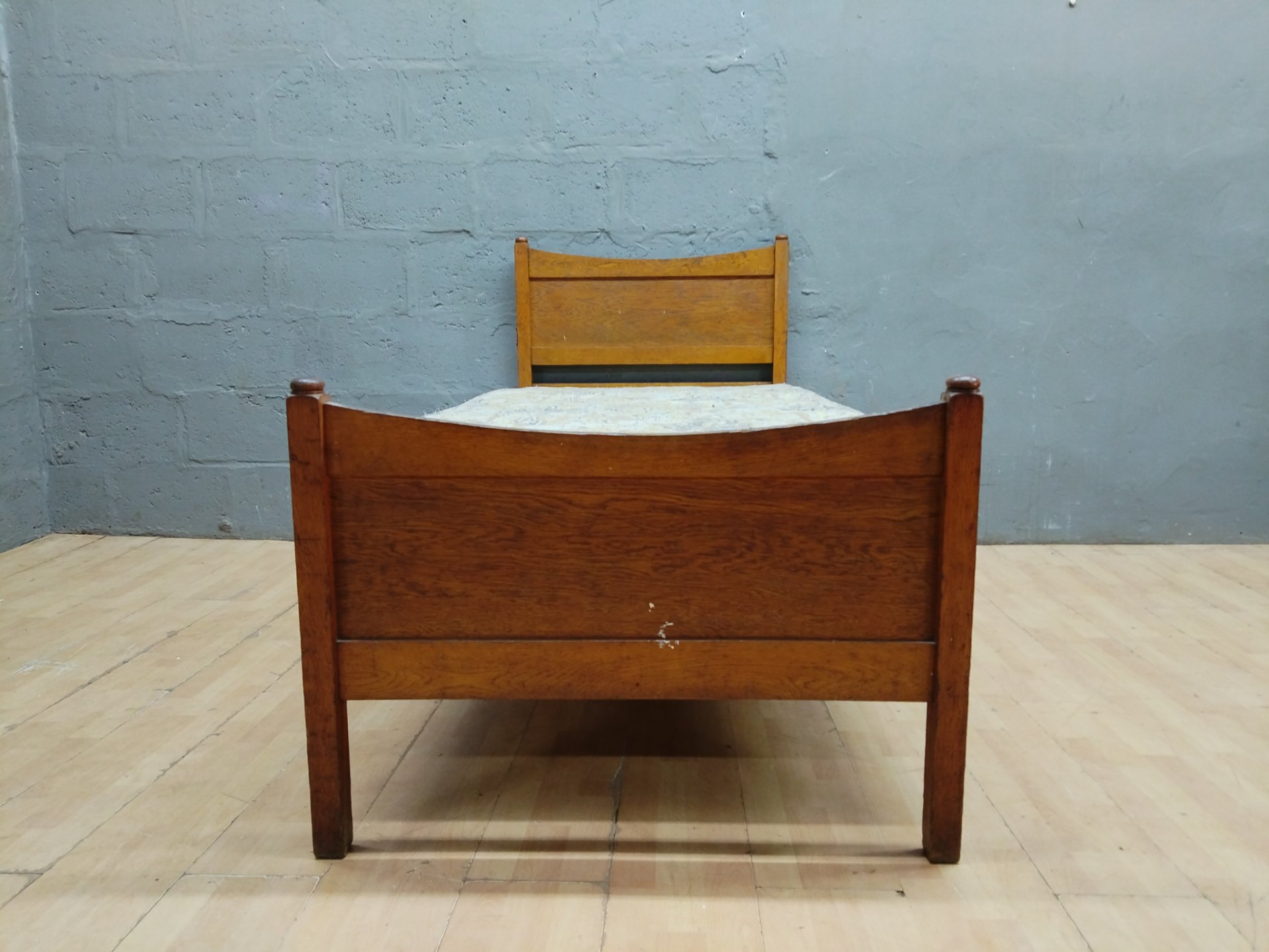 Single wooden bed frame with mattress — panel headboard, turned finials, 91 x 202 x 106 cm