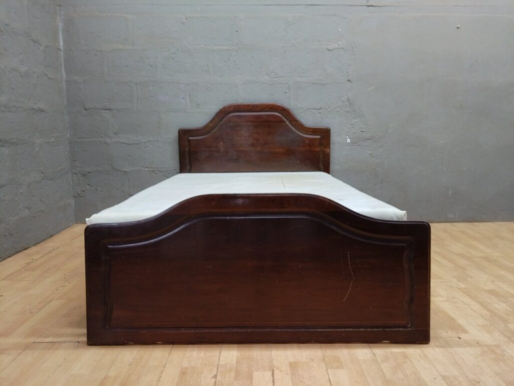 Double wooden bed frame with shaped headboard & stained mattress — 138 x 200 x 114 cm