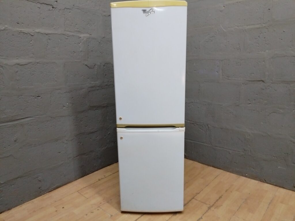 Freestanding fridge-freezer RB320XP-Aa 320L (196L fridge / 124L freezer) — Working, heavy cosmetic wear & rust