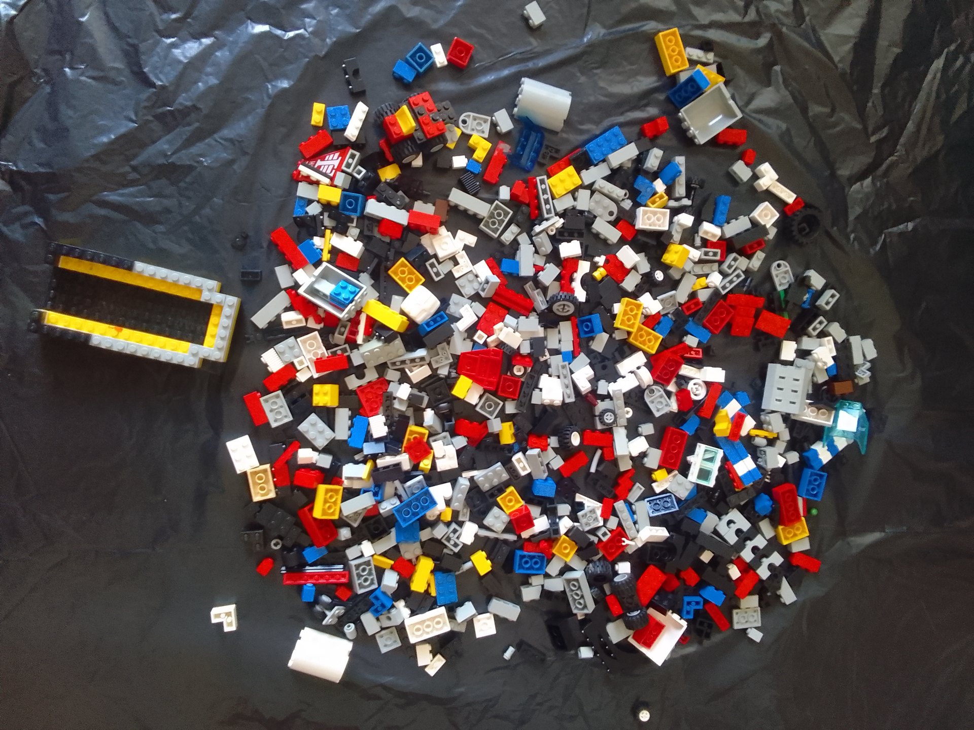 Large mixed lot of LEGO-style bricks, plates, wheels and vehicle parts – seller-declared LEGO