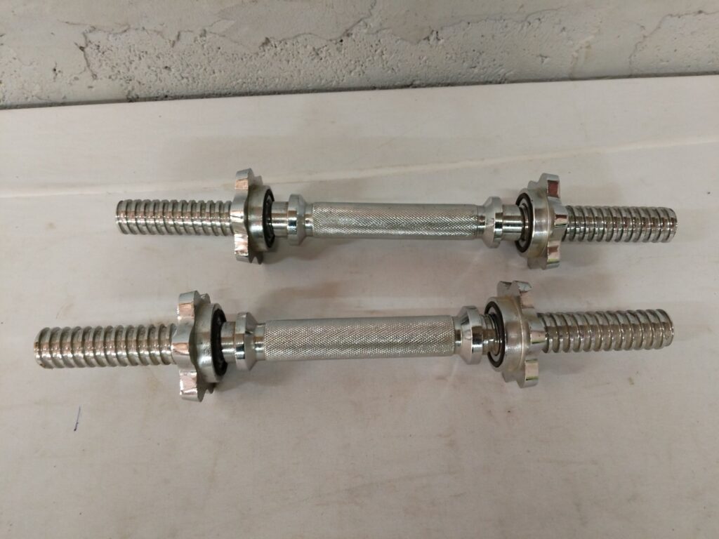 Pair of chromed spin-lock dumbbell bars with knurled 40 cm shafts and 4 star collars