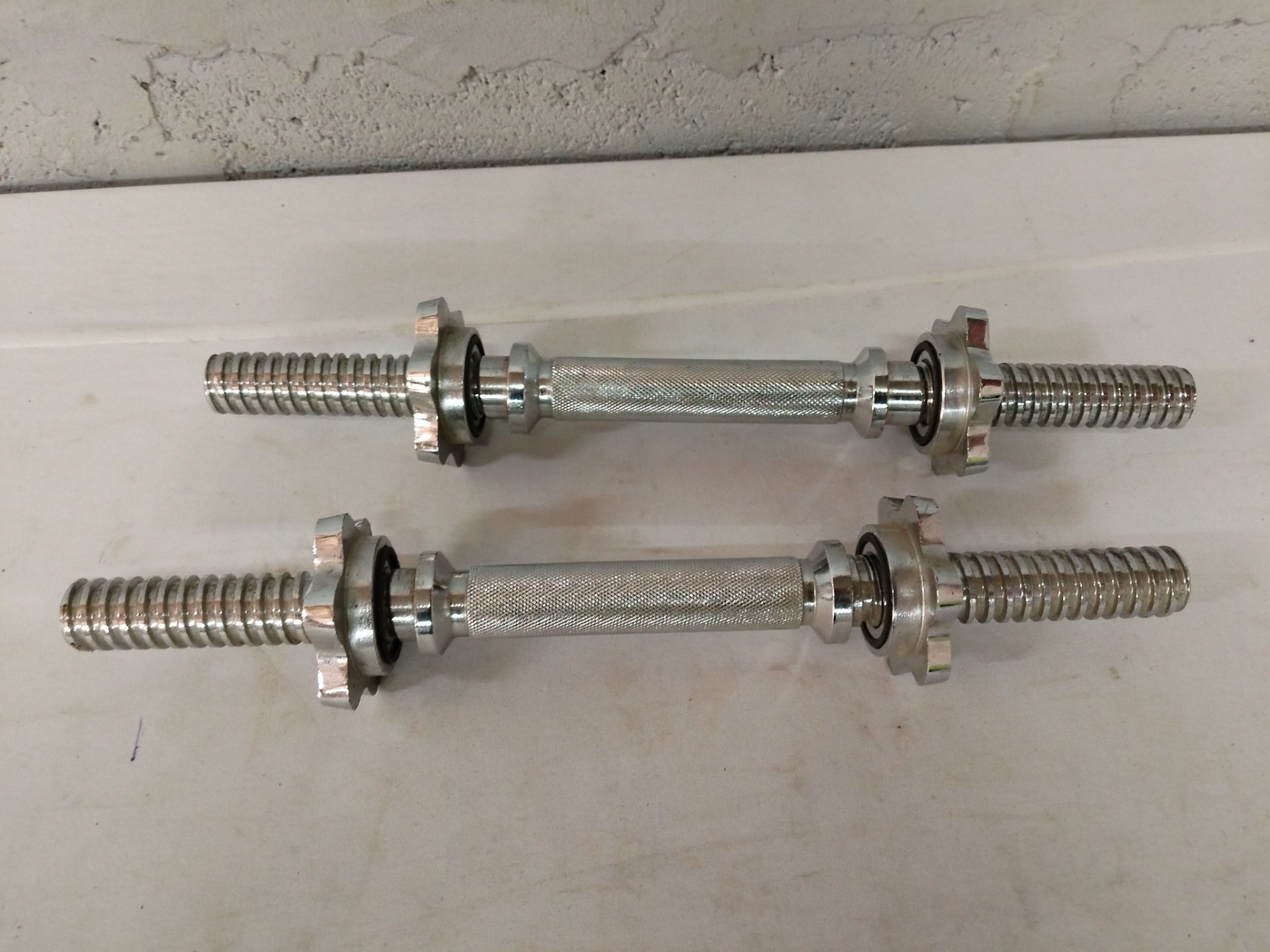 Pair of chromed spin-lock dumbbell bars with knurled 40 cm shafts and 4 star collars