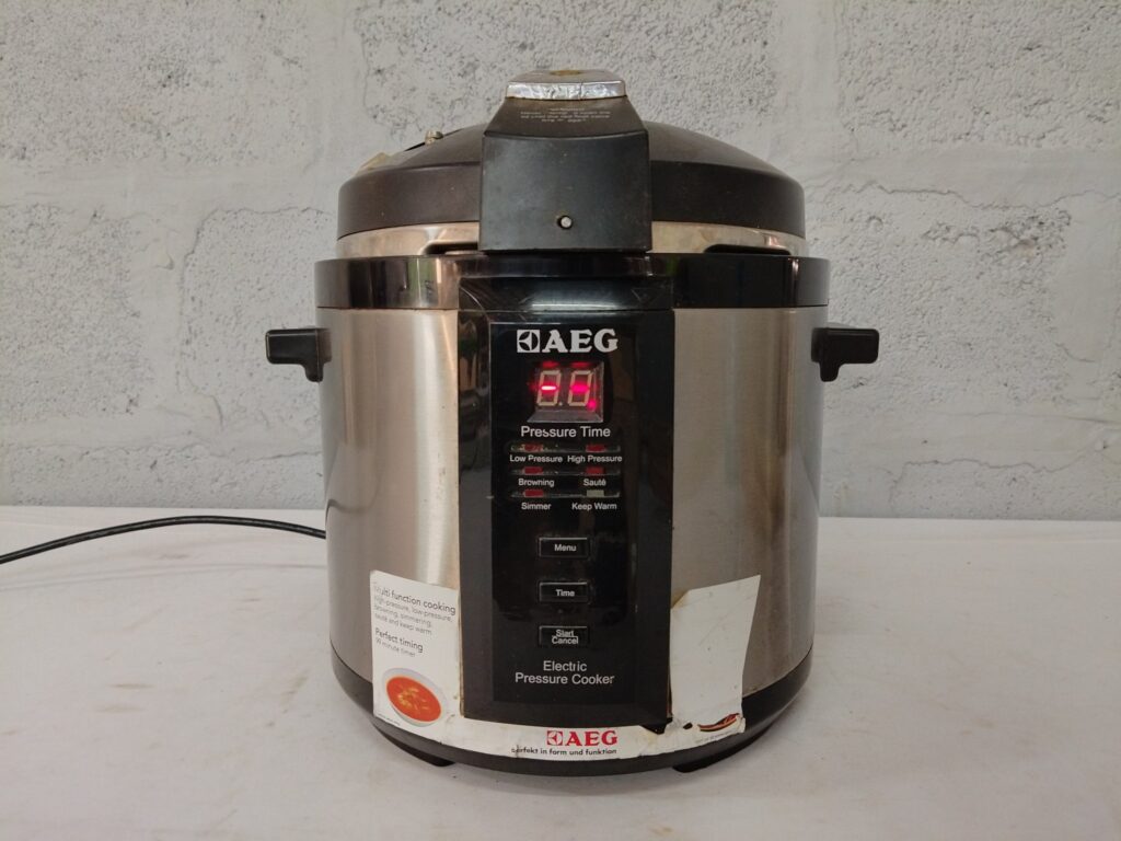 AEG Electric Pressure Cooker EPC 6000 (Type YDB60-100D) — powers on, heavy wear
