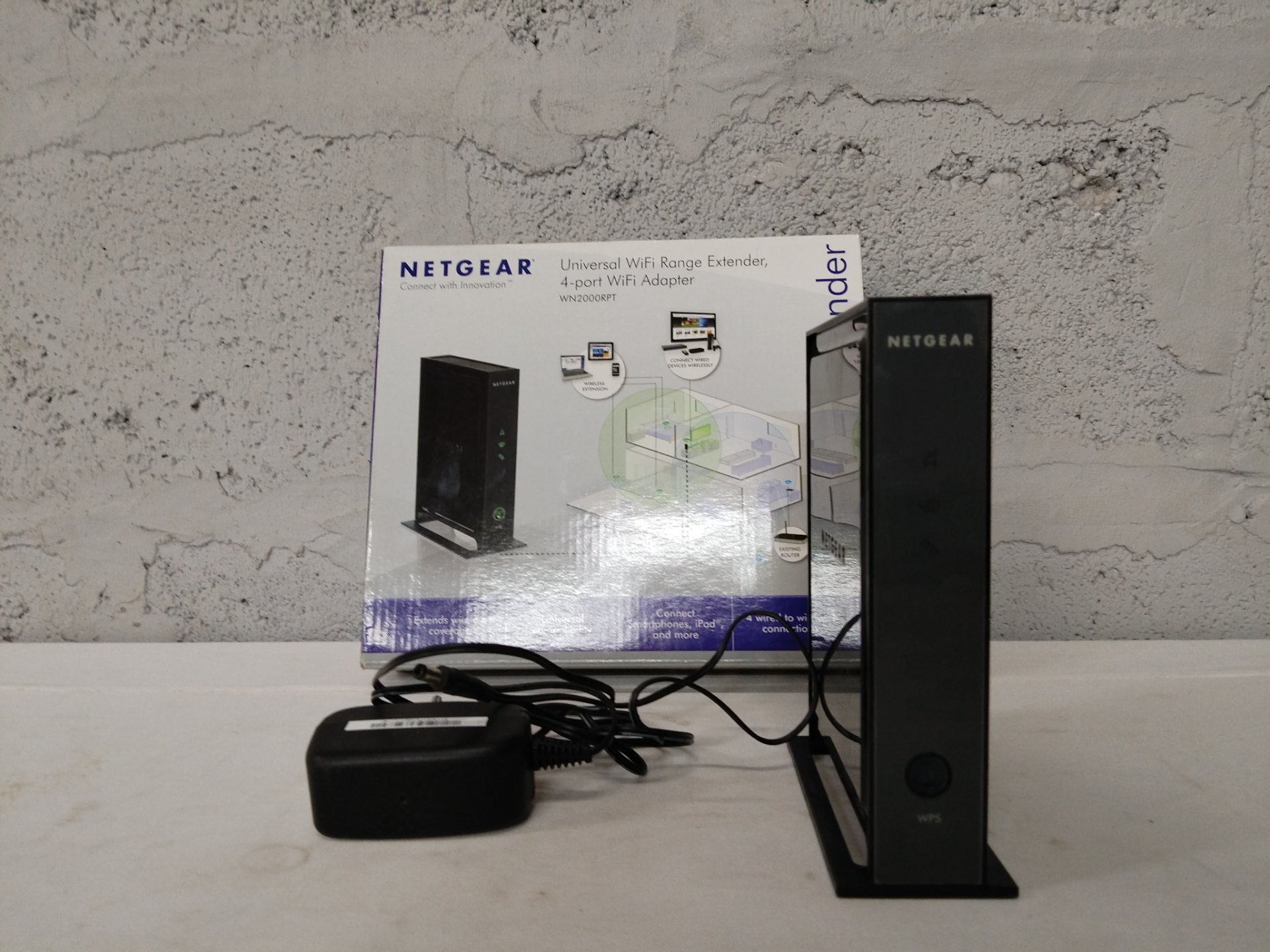 NETGEAR WN2000RPT v2 Universal WiFi Range Extender – tested, power adapter, stand & box