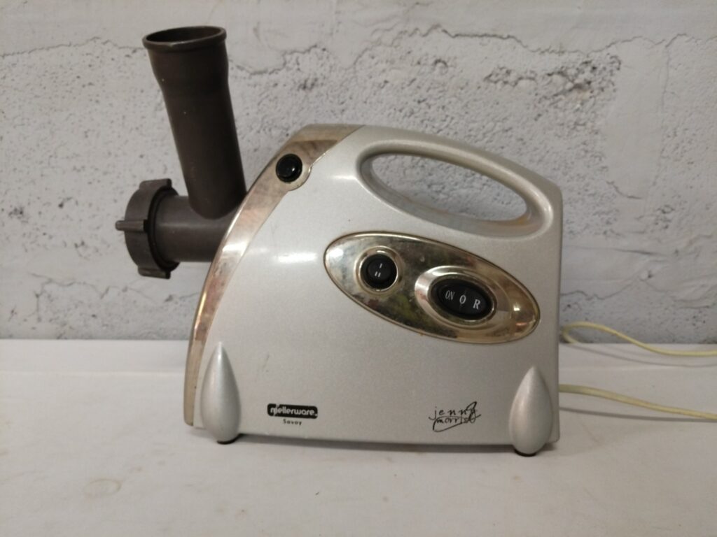 Mellerware Savoy 550W Electric Meat Mincer (Model 26602) — tested working, cosmetic wear & corrosion