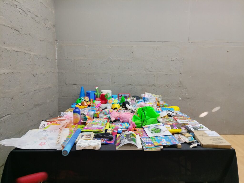 Mixed children’s toys, puzzles, books & soft toys – assorted bulk lot (est. 80–100 items)
