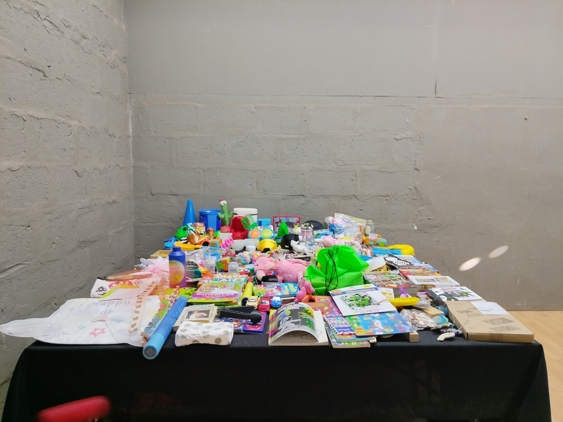 Mixed children’s toys, puzzles, books & soft toys – assorted bulk lot (est. 80–100 items)