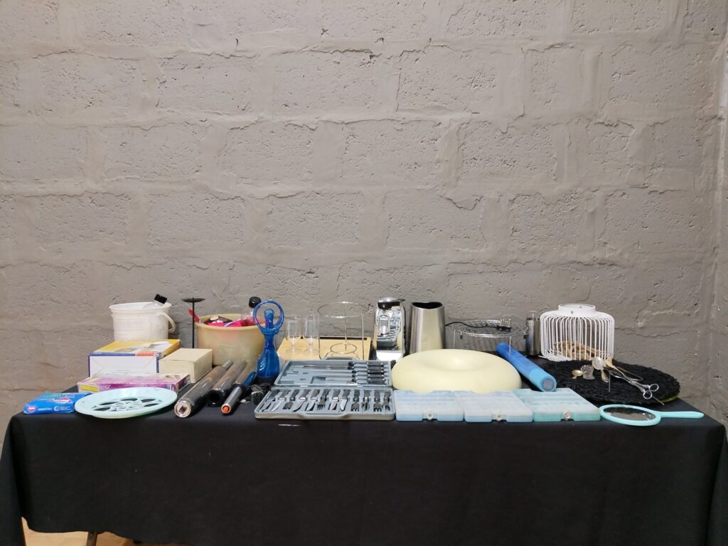 Mixed household & kitchen lot — 33 items: knife sets, freezer packs, kettle, pod coffee machine, Hozelock box