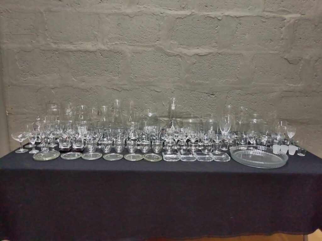 Mixed lot of 90 clear glassware — assorted wine, liqueur & shot glasses, small dishes, decanters and large serving tray