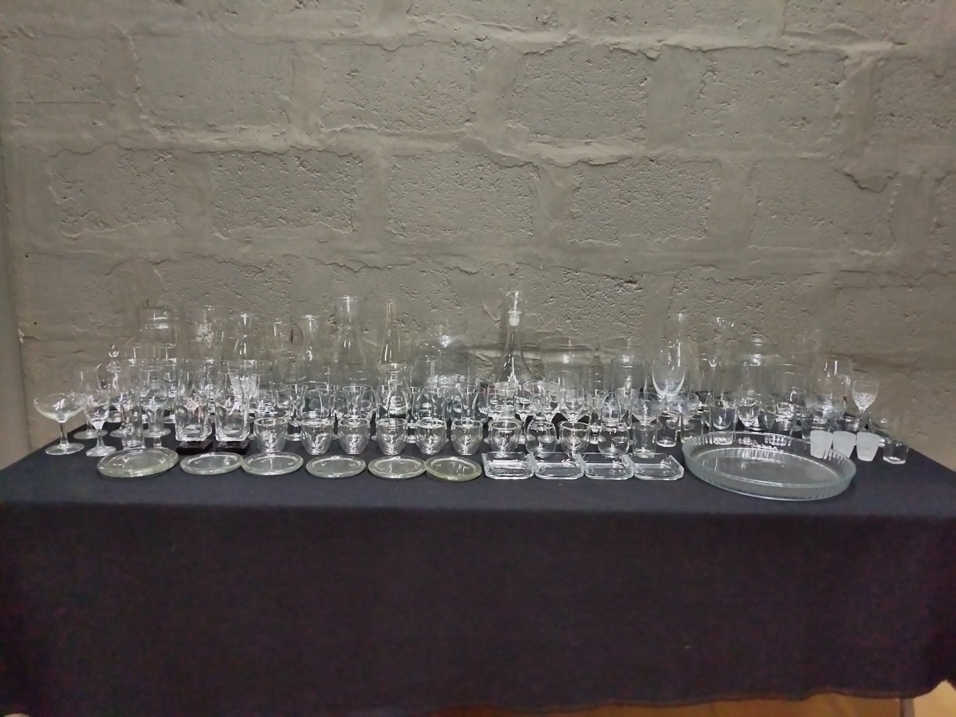 Mixed lot of 90 clear glassware — assorted wine, liqueur & shot glasses, small dishes, decanters and large serving tray
