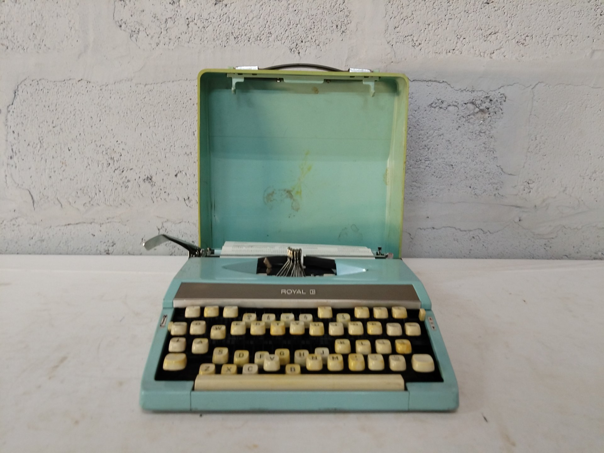 Vintage Royal Portable Manual Typewriter with Carry Case — Not Working, Cosmetic Wear