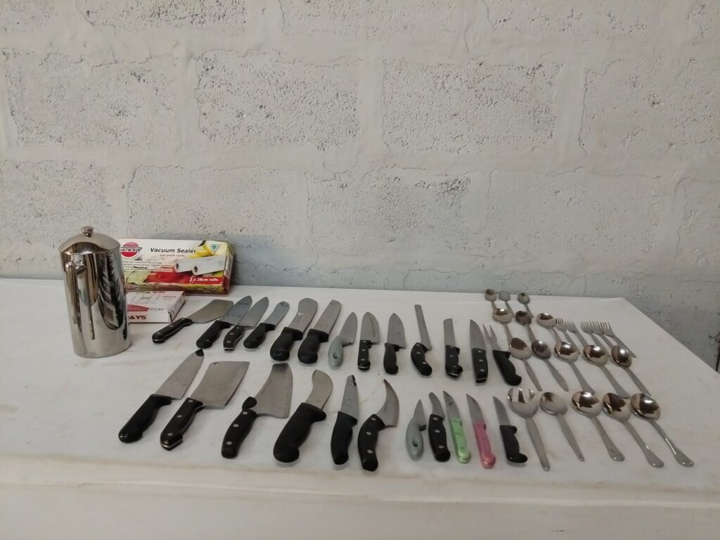 Mixed kitchen knives & cutlery lot with coffee plunger, boxed Genesis vacuum sealer rolls and PAYS fluorescent tube (approx. 42 items)