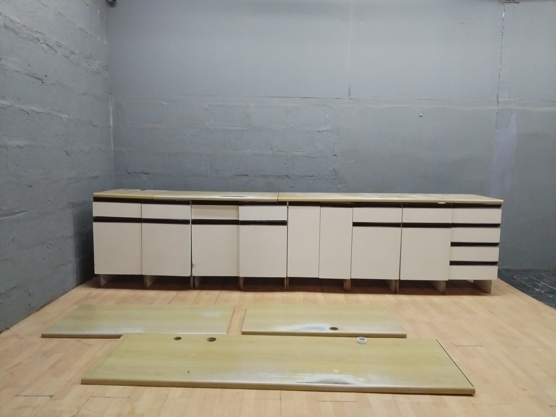 Long run of base kitchen cabinets with detached tops — 380 x 60 x 91 cm (needs refurbishment)