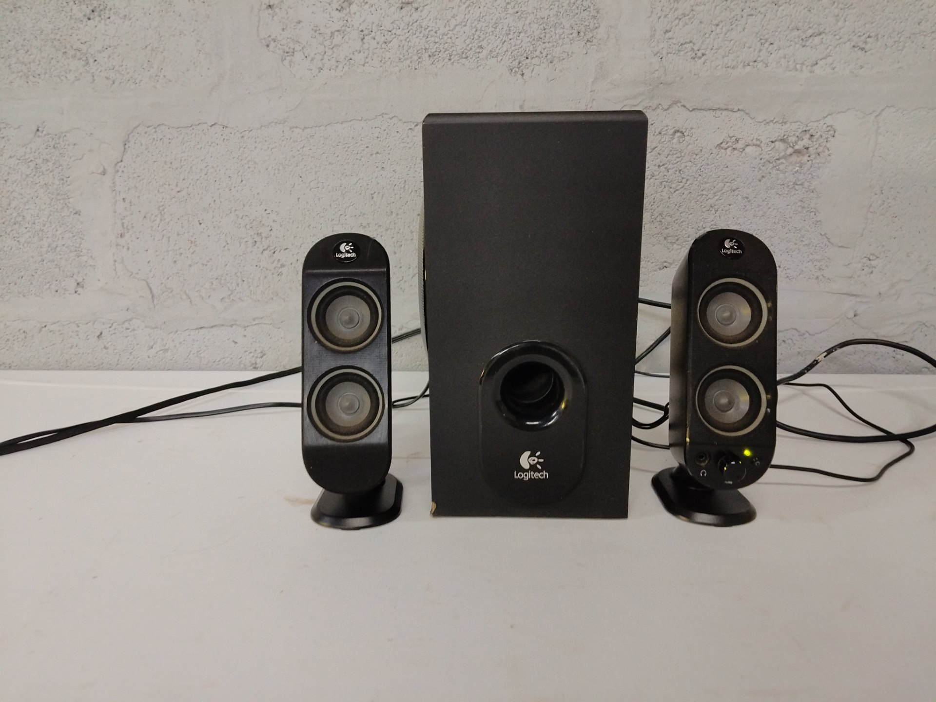 Logitech X-530 2.1 PC Speaker System – Subwoofer + 2 Satellites, Tested, Cables Included, Cosmetic Wear