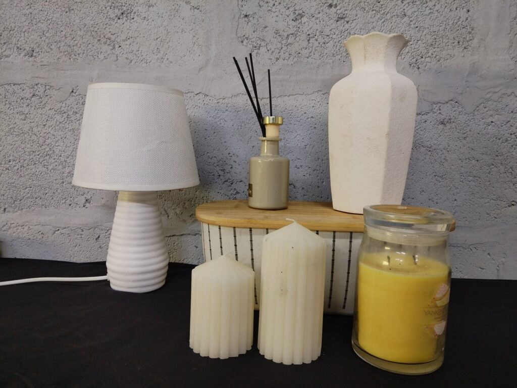 Mixed home décor lot — working table lamp, Yankee Candle (Vanilla Cupcake), reed diffuser, vase & candles