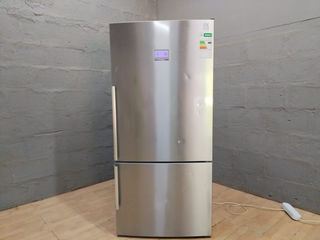 Bosch KGN86AI30Z stainless 3-door fridge-freezer — digital display, VitaFresh, A++ label (working)