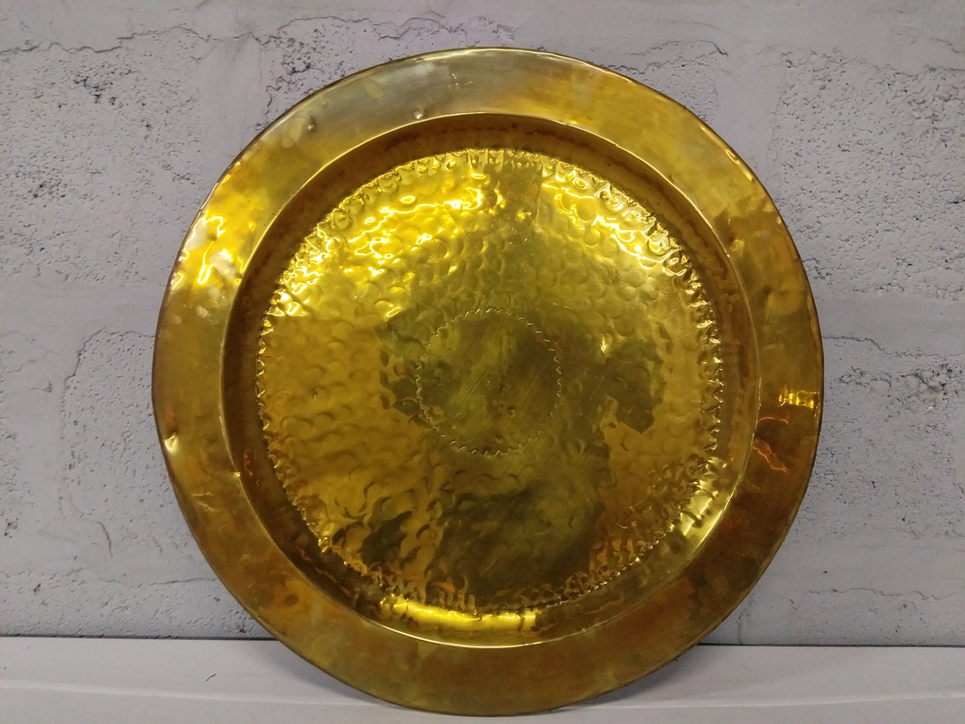 Large Hammered Brass Decorative Charger / Wall Plate – 59cm, Bright Golden Finish