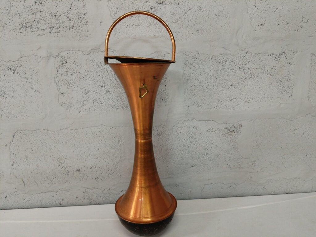 Floor-standing copper-toned ashtray / urn – 68 cm tall – decorative stand with handle (damaged rim)