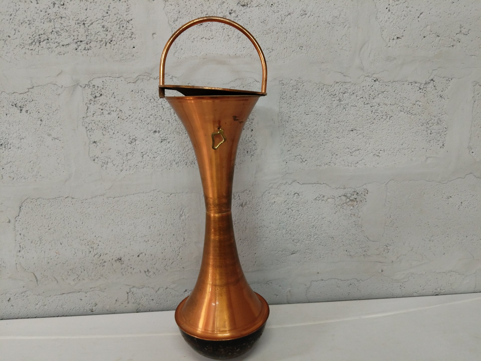 Floor-standing copper-toned ashtray / urn – 68 cm tall – decorative stand with handle (damaged rim)