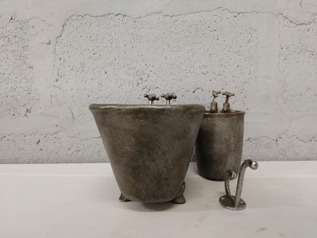 Decorative miniature metal basins with twin taps + separate wall hook — 3-piece set