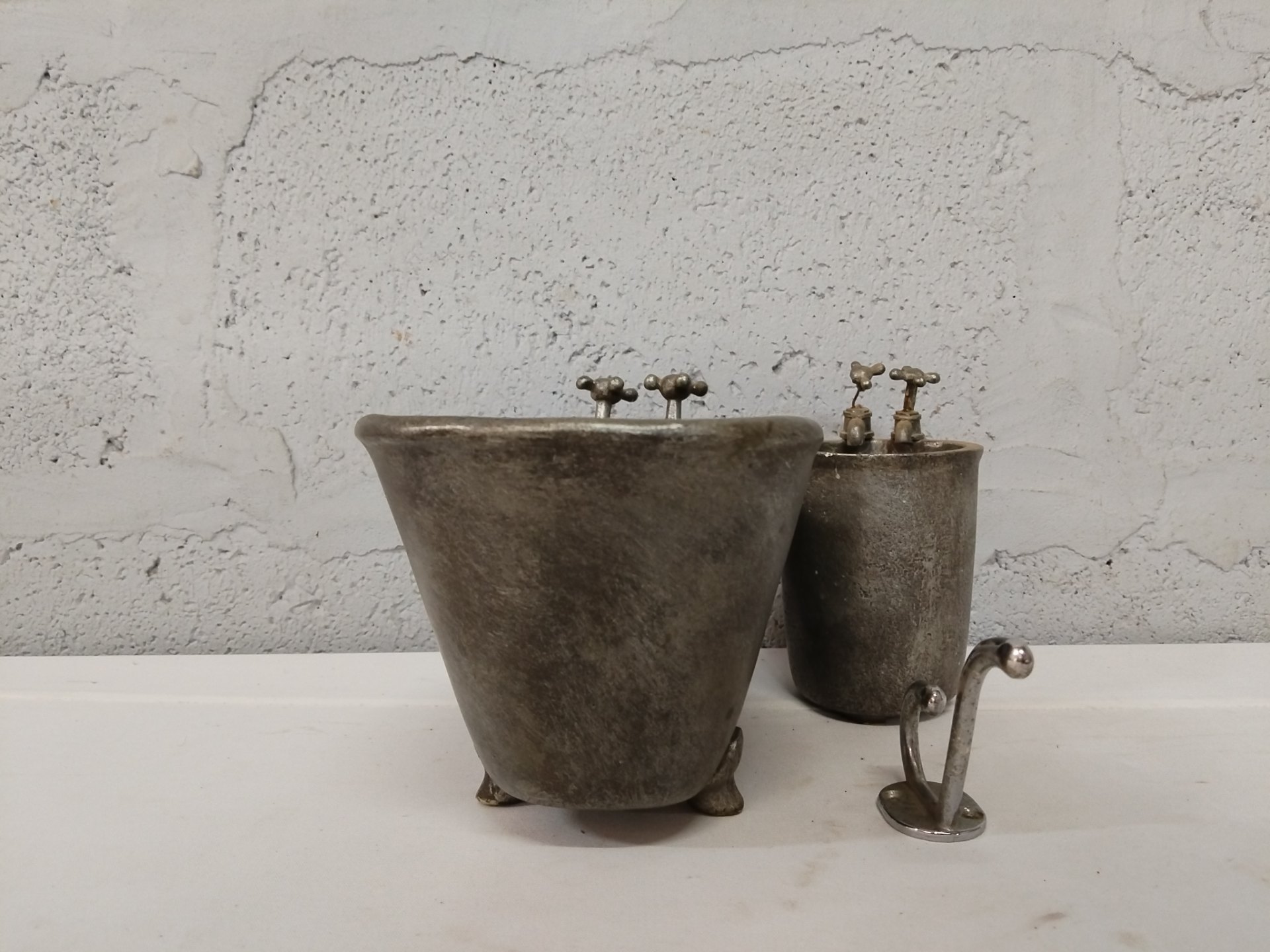 Decorative miniature metal basins with twin taps + separate wall hook — 3-piece set