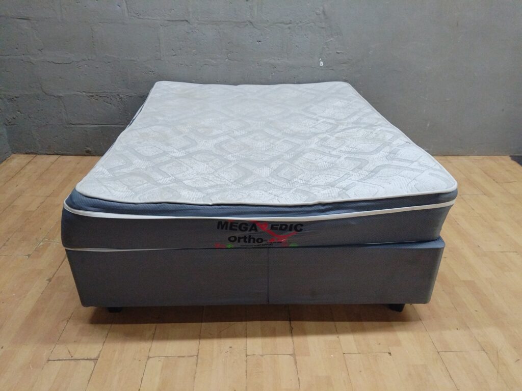King-size Megaedic Ortho-AIR mattress + matching divan base — used, visible stains & sagging (154 x 190 x 61 cm)