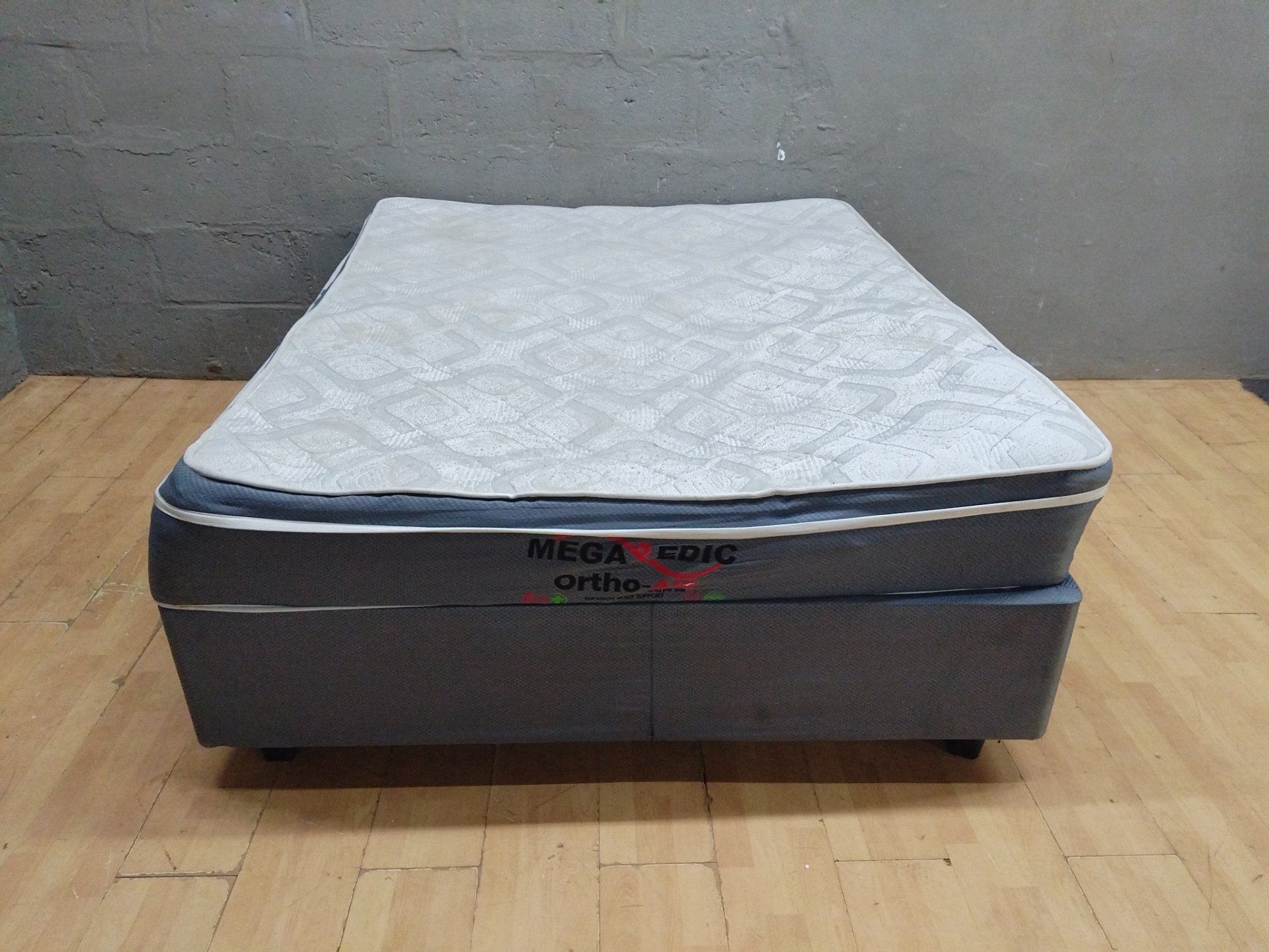 King-size Megaedic Ortho-AIR mattress + matching divan base — used, visible stains & sagging (154 x 190 x 61 cm)