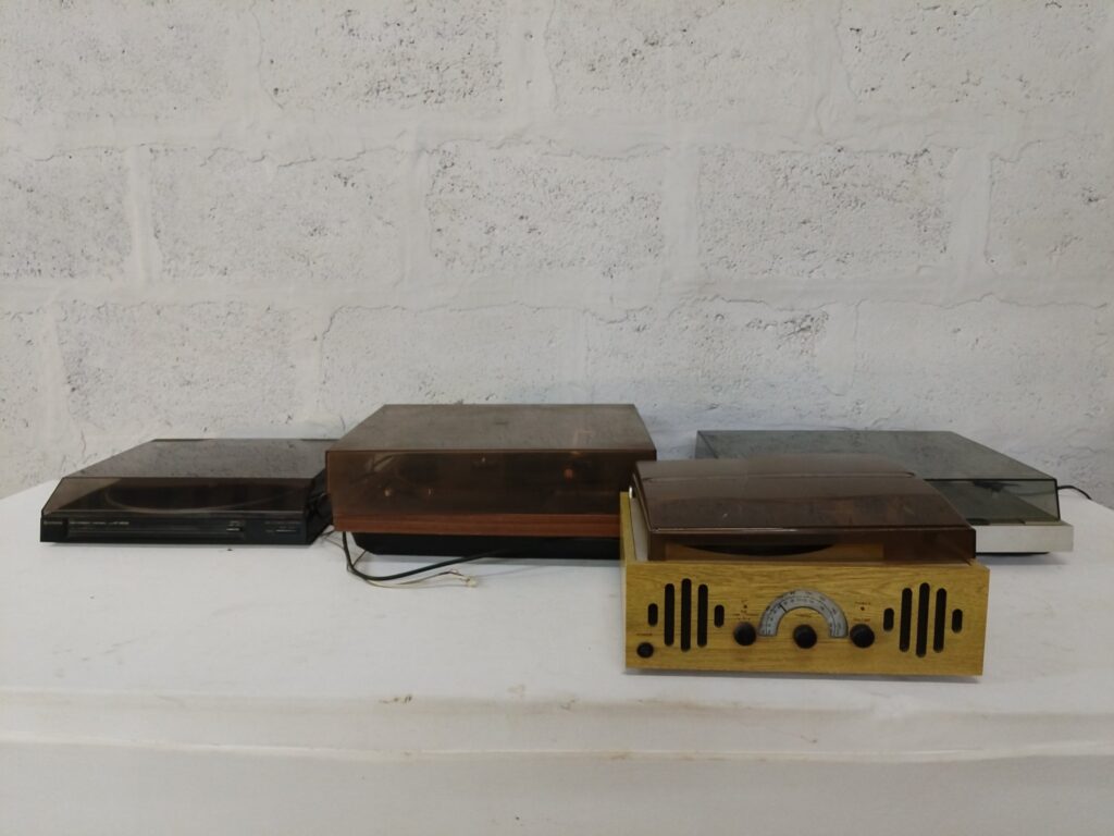 Mixed lot of 4 vintage record players / turntables (Yamaha visible, JW-210BP)