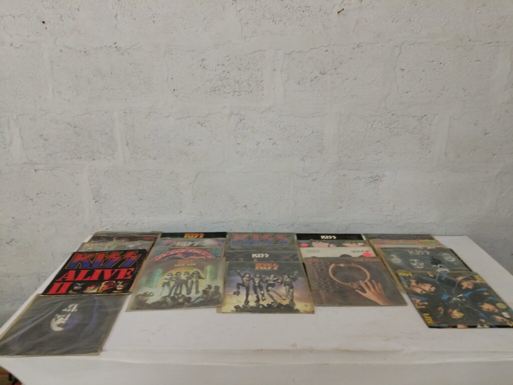 Mixed lot of KISS vinyl records and singles — 14 items (estimated), all discs present & playtested